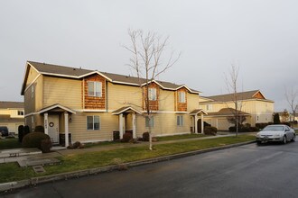 Fairhaven Vista in Redmond, OR - Foto de edificio - Building Photo