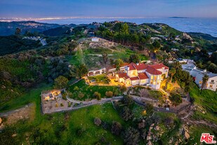 501 Sadie Rd in Topanga, CA - Building Photo