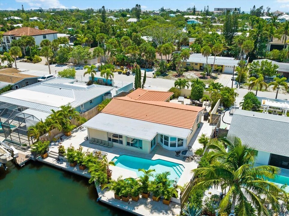 327 Avenida Milano in Siesta Key, FL - Building Photo