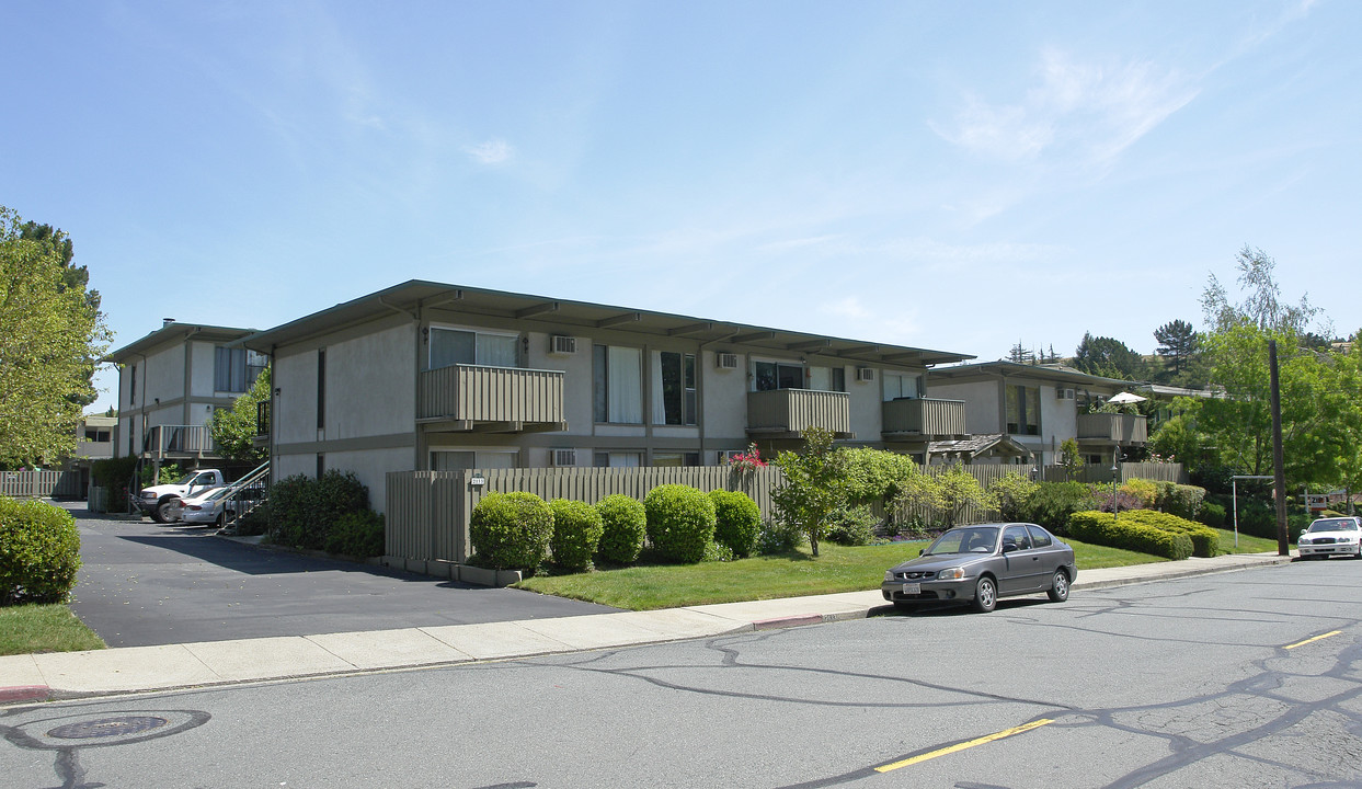 Moraga Manor in Moraga, CA - Building Photo