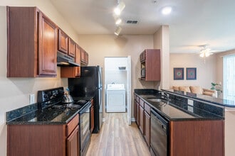 Village At Southern Oaks in Pensacola, FL - Foto de edificio - Interior Photo