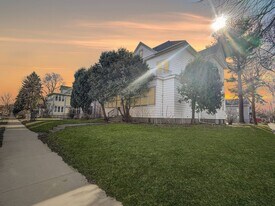 438 University Ave NE in Minneapolis, MN - Building Photo