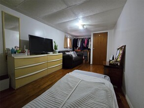 66-2 Maurice Ave in Queens, NY - Foto de edificio - Building Photo