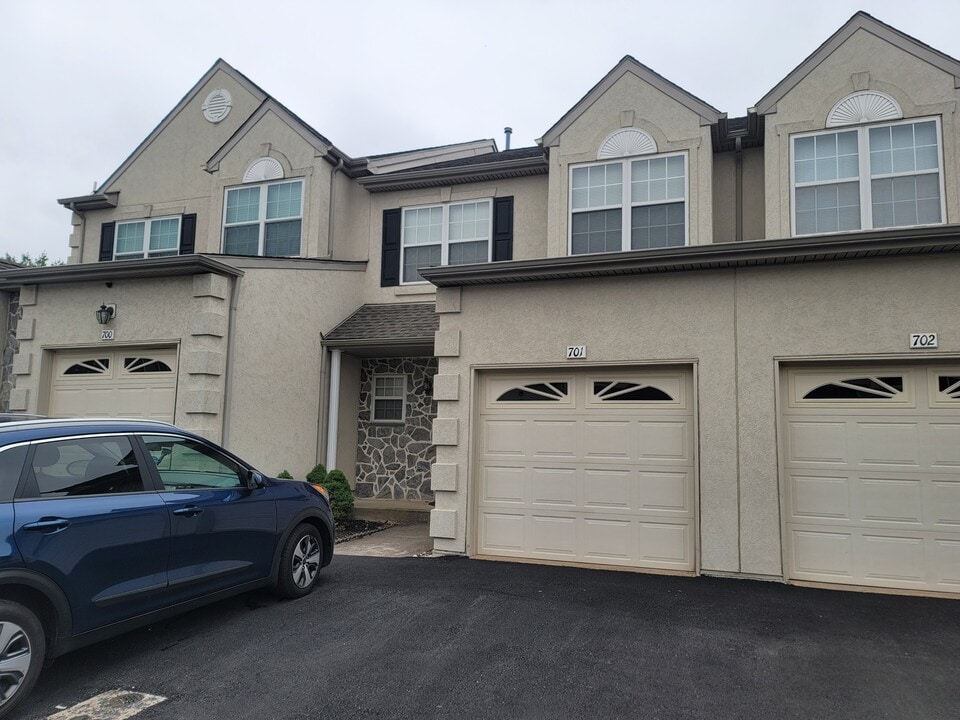 701 Whitetail Cir in King of Prussia, PA - Building Photo