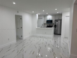 9726 Hammocks Blvd in Miami, FL - Foto de edificio - Building Photo