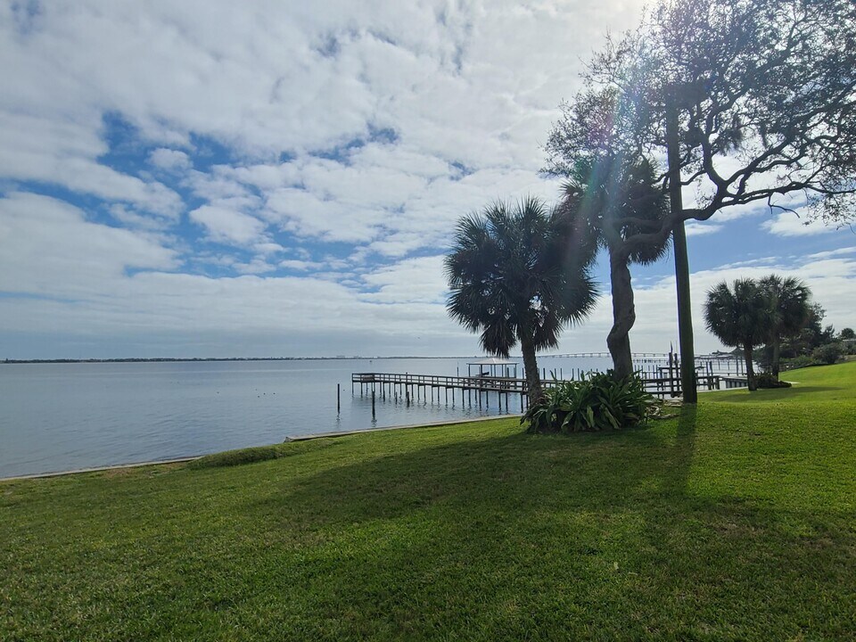 2557 Pineapple Ave in Melbourne, FL - Building Photo