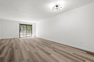 5240 Whitsett Ave in Los Angeles, CA - Building Photo - Building Photo