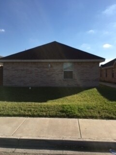 2302 Candlelight Ln in Edinburg, TX - Foto de edificio - Building Photo