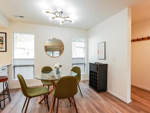 10819 NE 37th Pl, Unit SI ID1470523P in Bellevue, WA - Building Photo - Building Photo