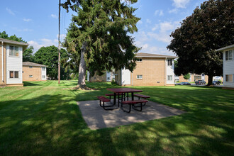 North Glen Apartments in Rochester, NY - Building Photo - Building Photo