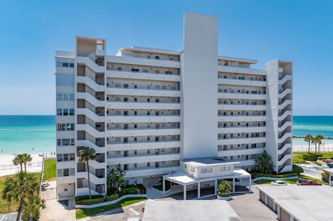 Starlight Tower in St Pete Beach, FL - Foto de edificio - Building Photo