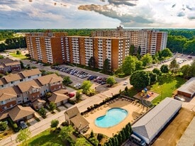 Pine Ridge Apartments in Willoughby Hills, OH - Building Photo