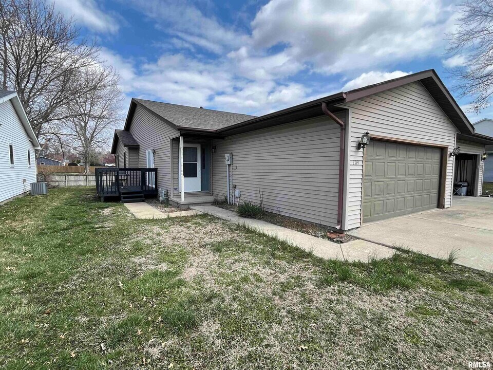 209 Wintergreen Dr in Chatham, IL - Building Photo