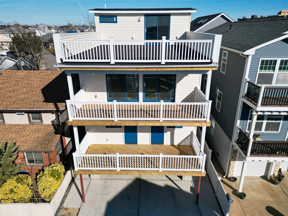 66 California St in Long Beach, NY - Building Photo