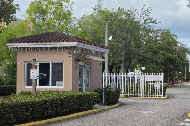 8405 NW 8th St in Miami, FL - Building Photo - Building Photo