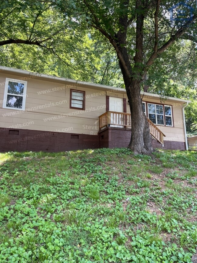 property at 712 Bronson St