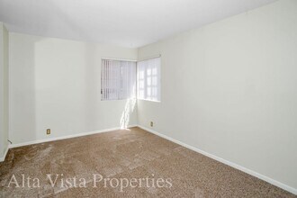 8840 Villa La Jolla Dr in San Diego, CA - Building Photo - Building Photo