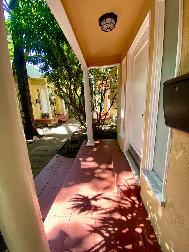 7284 Fountain Ave in Los Angeles, CA - Foto de edificio - Building Photo