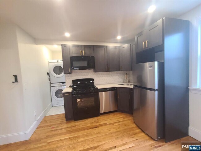 35 Pangborn Pl in Hackensack, NJ - Building Photo - Building Photo