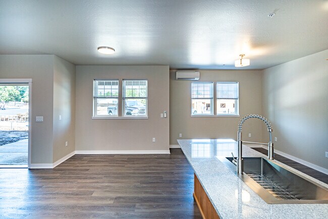 441 Talent Ave, Unit 9 in Talent, OR - Building Photo - Building Photo