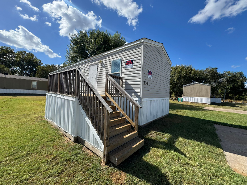 503 W Lower Line St in La Grange, TX - Building Photo