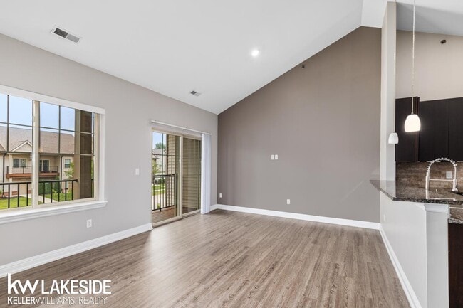 45732 Utica Park Blvd in Utica, MI - Building Photo - Building Photo