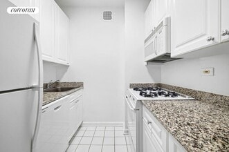 60 E 8th St in New York, NY - Foto de edificio - Building Photo