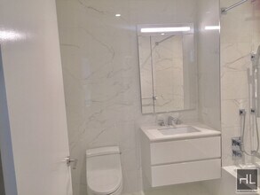 222 E 44th St, Unit 40L in New York, NY - Building Photo - Building Photo
