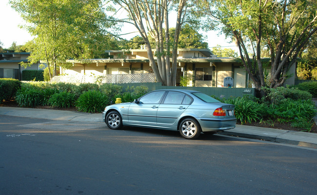 1081 Tanland Dr in Palo Alto, CA - Foto de edificio - Building Photo