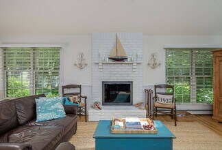 649 Accabonac Rd in East Hampton, NY - Building Photo - Building Photo