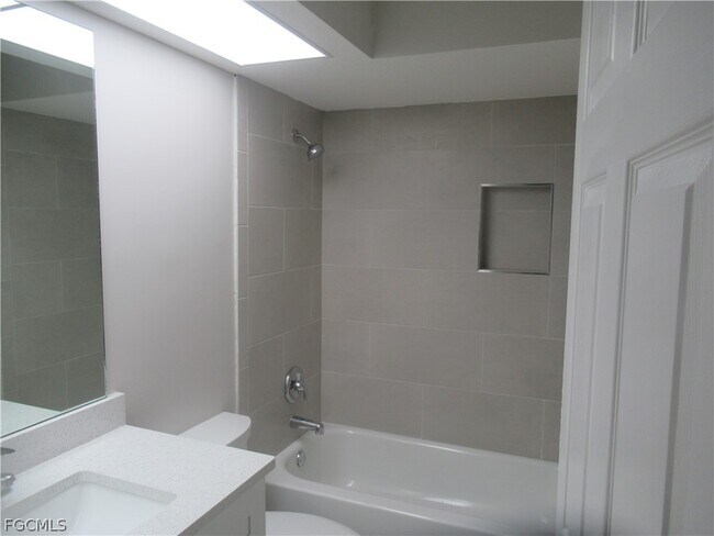 926 SE 8th St in Cape Coral, FL - Building Photo - Building Photo