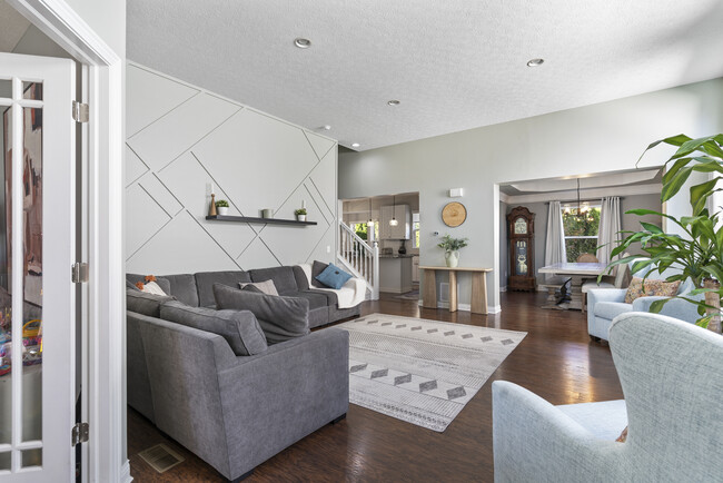 6125 Ashtead Dr in New Albany, OH - Foto de edificio - Building Photo