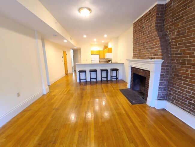 1402 Beacon St, Unit 3 in Brookline, MA - Foto de edificio - Building Photo