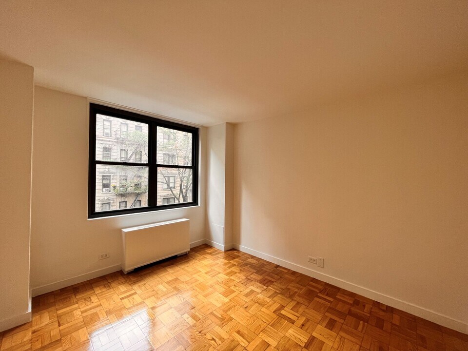 333 E 49th St in New York, NY - Building Photo