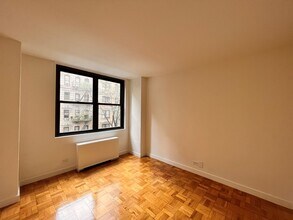 333 E 49th St in New York, NY - Building Photo - Building Photo