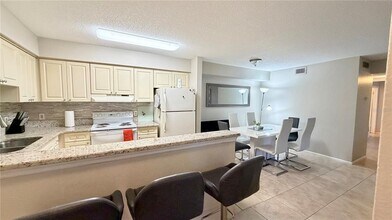9481 Highland Oak Dr in Tampa, FL - Building Photo - Building Photo