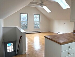 241 Nelson Ave, Unit 2 in Saratoga Springs, NY - Foto de edificio - Building Photo