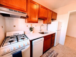 Savoy Apartments in Pittsburgh, PA - Building Photo - Building Photo