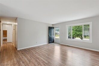 5497 Bartlett Rd in Bedford Heights, OH - Building Photo - Building Photo