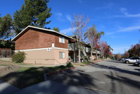 Vista Knolls Apartments in Fallbrook, CA - Building Photo - Building Photo