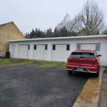 721 SE Kane St in Roseburg, OR - Foto de edificio - Building Photo