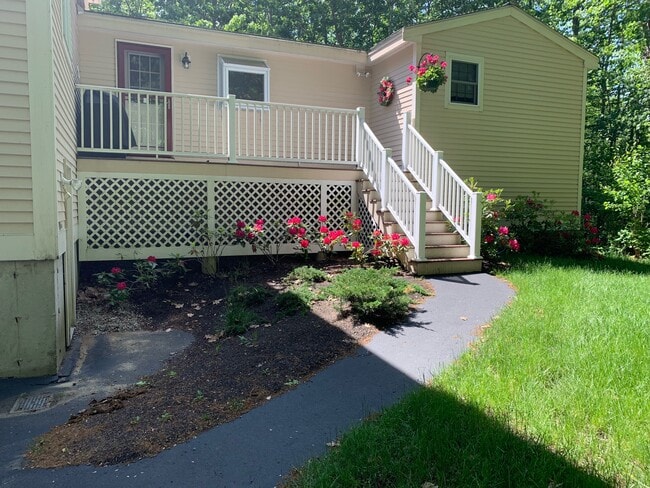 24 Lockwood Dr, Unit Kennebunk Apartment