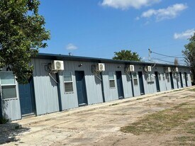 1627 FM351 in Beeville, TX - Building Photo