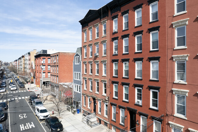 627 Willow Ave in Hoboken, NJ - Building Photo - Building Photo