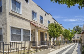 372-378 Loma Dr in Los Angeles, CA - Foto de edificio - Building Photo