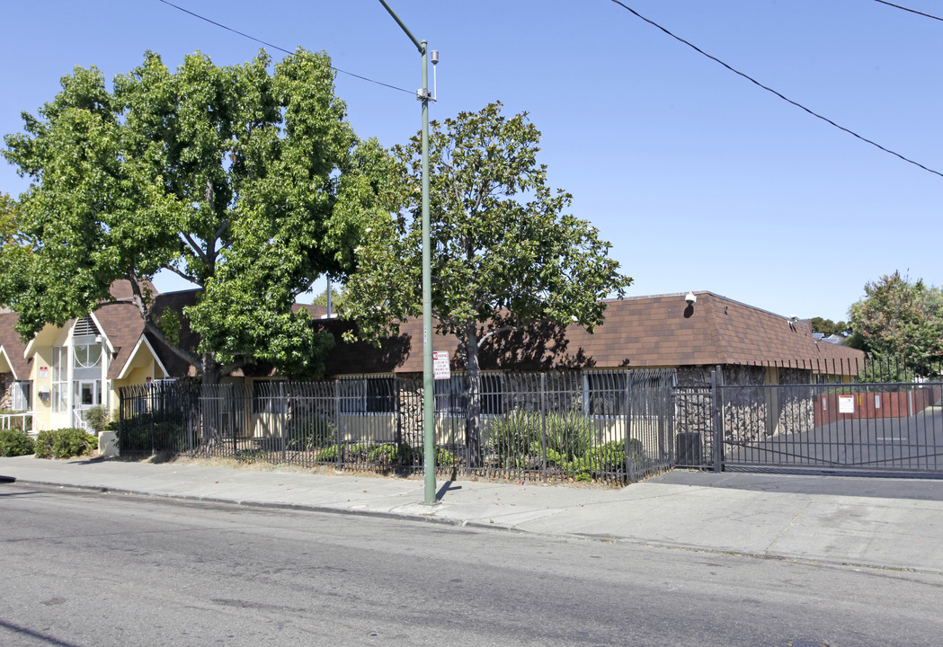 Hugh Taylor House in Oakland, CA - Building Photo