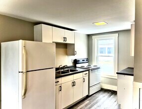 145 Hanover St, Unit #3 in Lebanon, NH - Building Photo - Building Photo