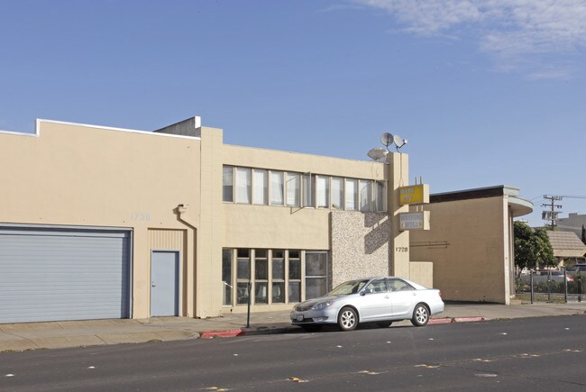 1728 Broadway St in Redwood City, CA - Foto de edificio - Building Photo