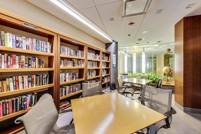 400 E Randolph St, Unit 823 in Chicago, IL - Building Photo - Building Photo