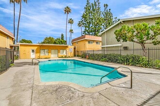 10023 Sepulveda Blvd in Mission Hills, CA - Building Photo - Building Photo